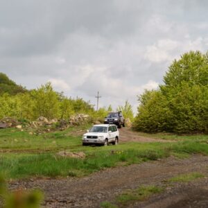 Bizë Martanesh Off-Road Experience: Avventura in 4×4, Grotta Segreta e Pranzo Tradizionale sul Lago